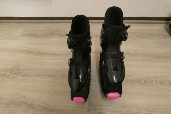 1 Paar Sprungstelzen / Kangoo Jumps, schwarz/rosa